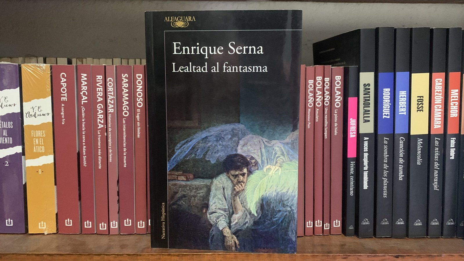 Portada del libro Lealtad al fantasma en editorial Alfaguara, del escritor mexicano Enrique Serna, del que se desprende el cuento El anillo maléfico.