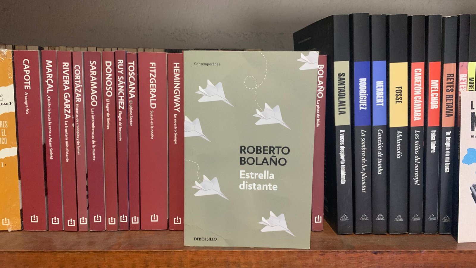 Portada del libro Estrella Distante del escritor chileno Roberto Bolaño, en editorial Debolsillo