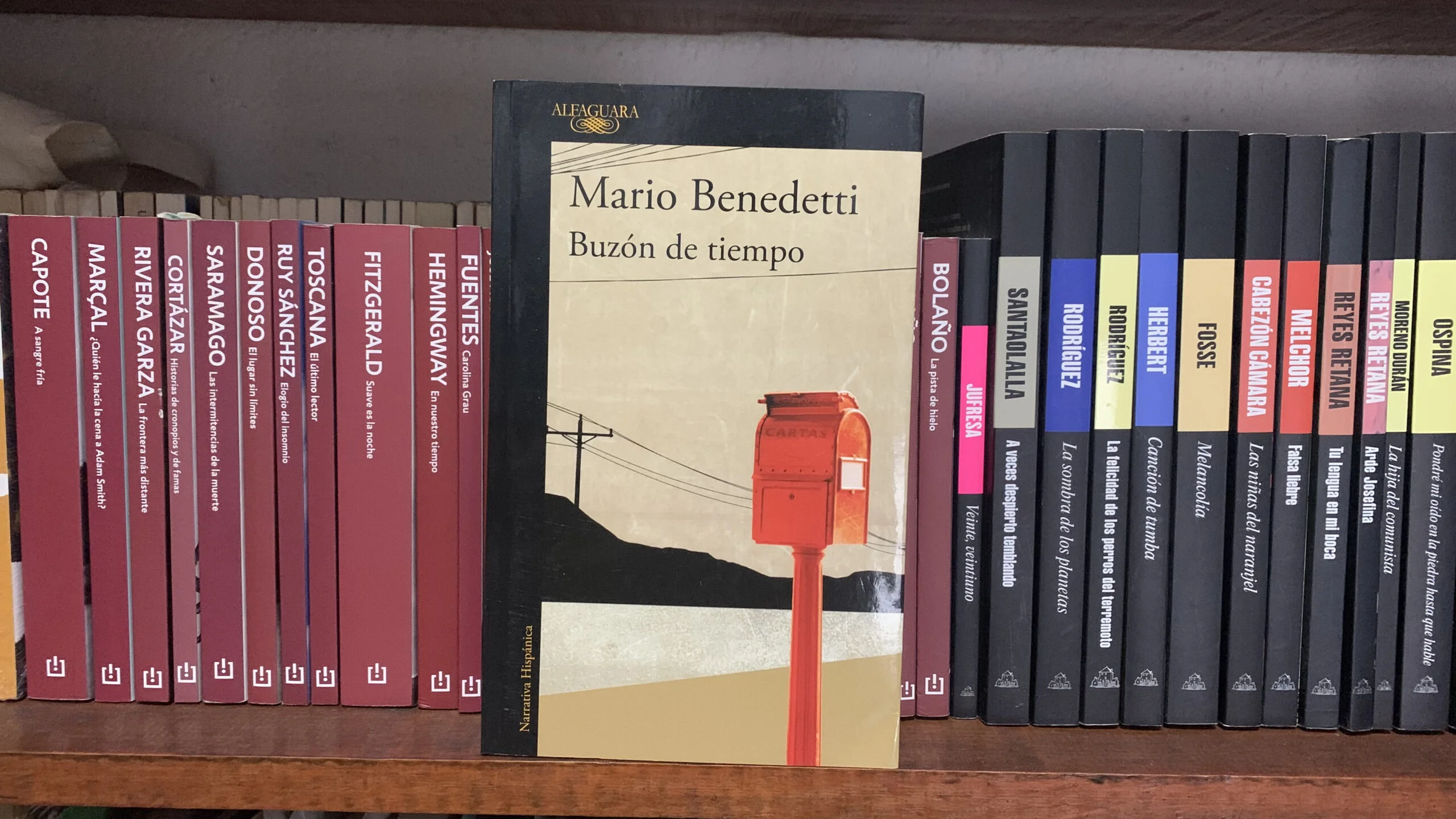 Portada del libro Buzón de tiempo del escritor uruguayo Mario Benedetti, en editorial Alfaguara, en el que viene el cuento Fin de semana