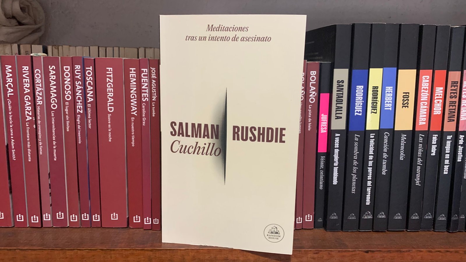 Portada de Cuchillo. Meditaciones tras un intento de asesinato de Salman Rushdie, de editorial Random House