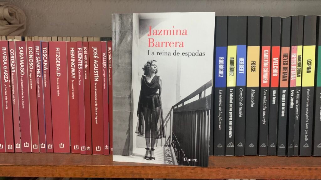 Portada del libro La reina de espadas de la autora mexicana Jazmina Barrera en editorial Lumen