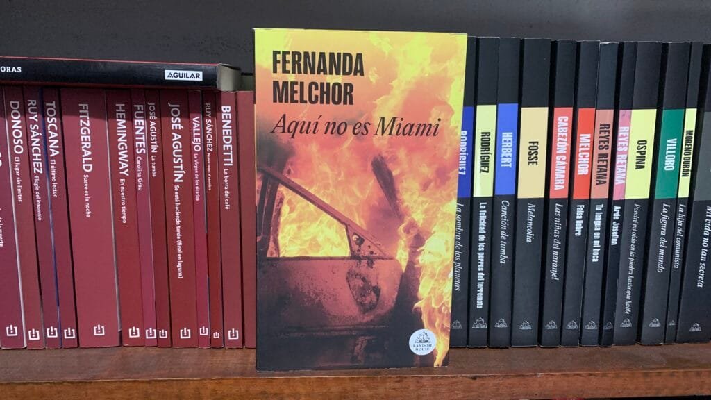 Portada del libro Aquí no es Miami de la escritora mexicana Fernanda Melchor, libro con el que ganó un premio de periodismo en 2024
